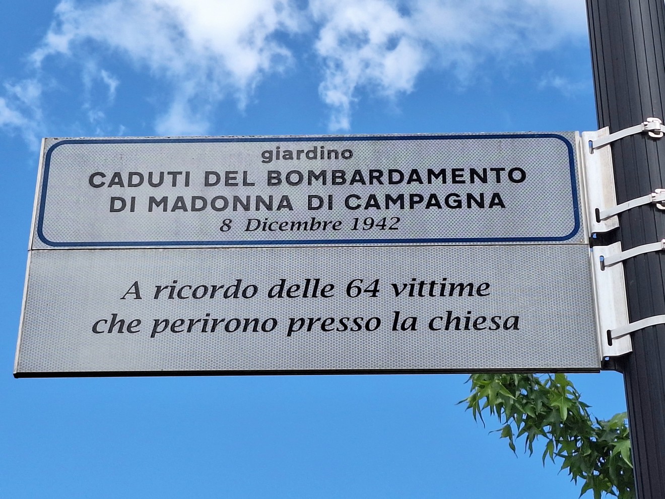 Targa commemorativa in un giardino, dedicata alle vittime del bombardamento del 1942 presso la chiesa.
