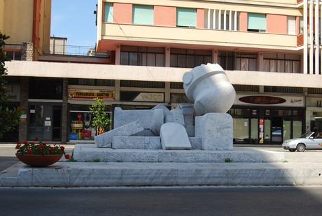 Monumento alla Resistenza, simbolo di libertà e impegno contro le ingiustizie storiche.