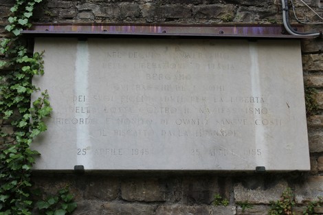 Lapide commemorativa per il Decennale della Liberazione, situata in un contesto storico.