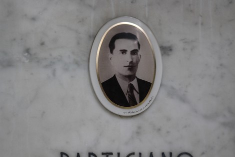 Ritratto di un partigiano su marmo commemorativo nel Sacrario dei caduti per la Liberazione.