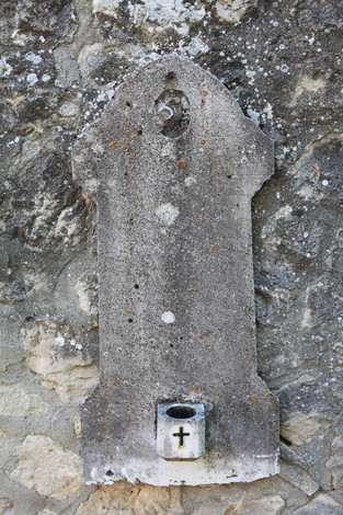 Vecchi sepolcri nel cimitero di San Martino, con eleganti dettagli architettonici e usura del tempo.