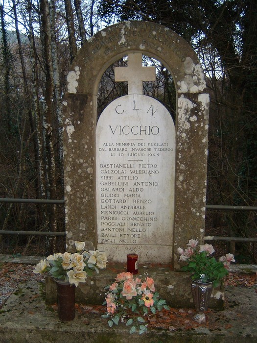 Monumento di Padulivo dedicato ai caduti, immerso nella natura con un'atmosfera di rispetto e memoria.