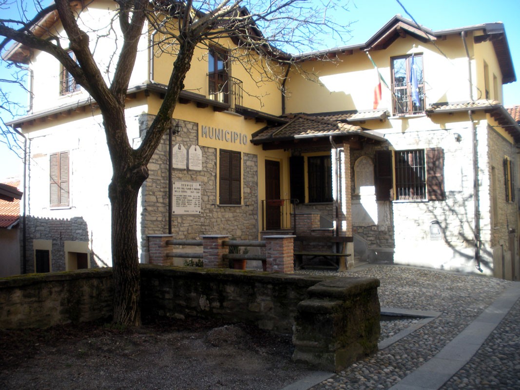 Lapide commemorativa dei caduti di Dernice, situata presso il municipio del paese.