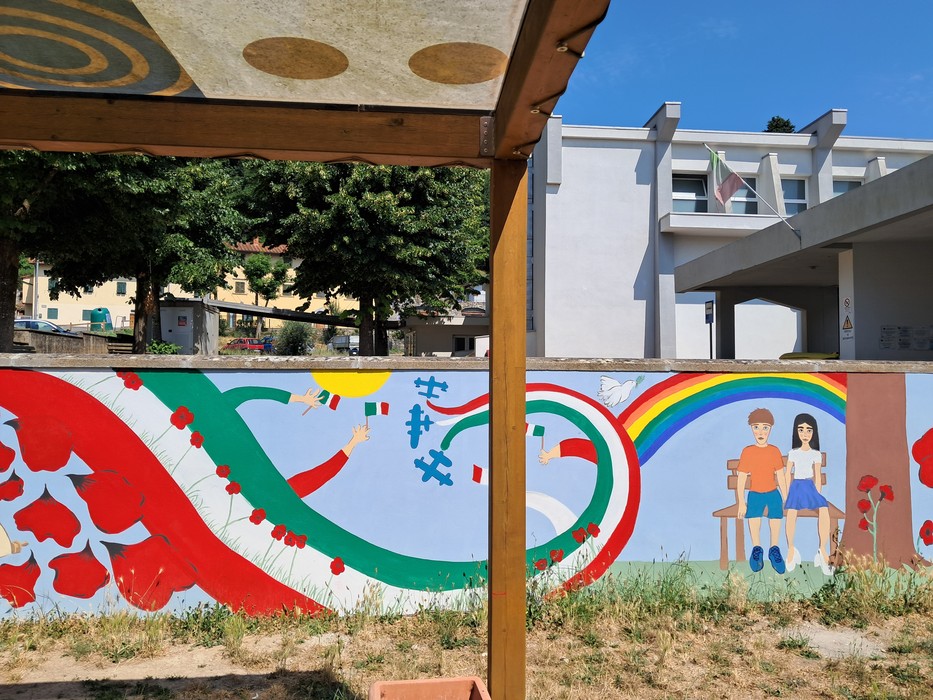 Murale colorato raffigurante simboli di libertà e comunità, realizzato per l'80° anniversario della Liberazione.