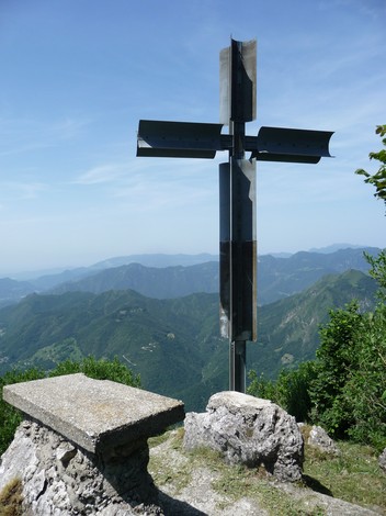 Vista panoramica dalla Croce della Cima Fratelli Cornetti, immersa nella natura montana.