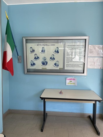 Targa commemorativa dedicata ai Setti Fratelli Cervi, situata in un ambiente interno.
