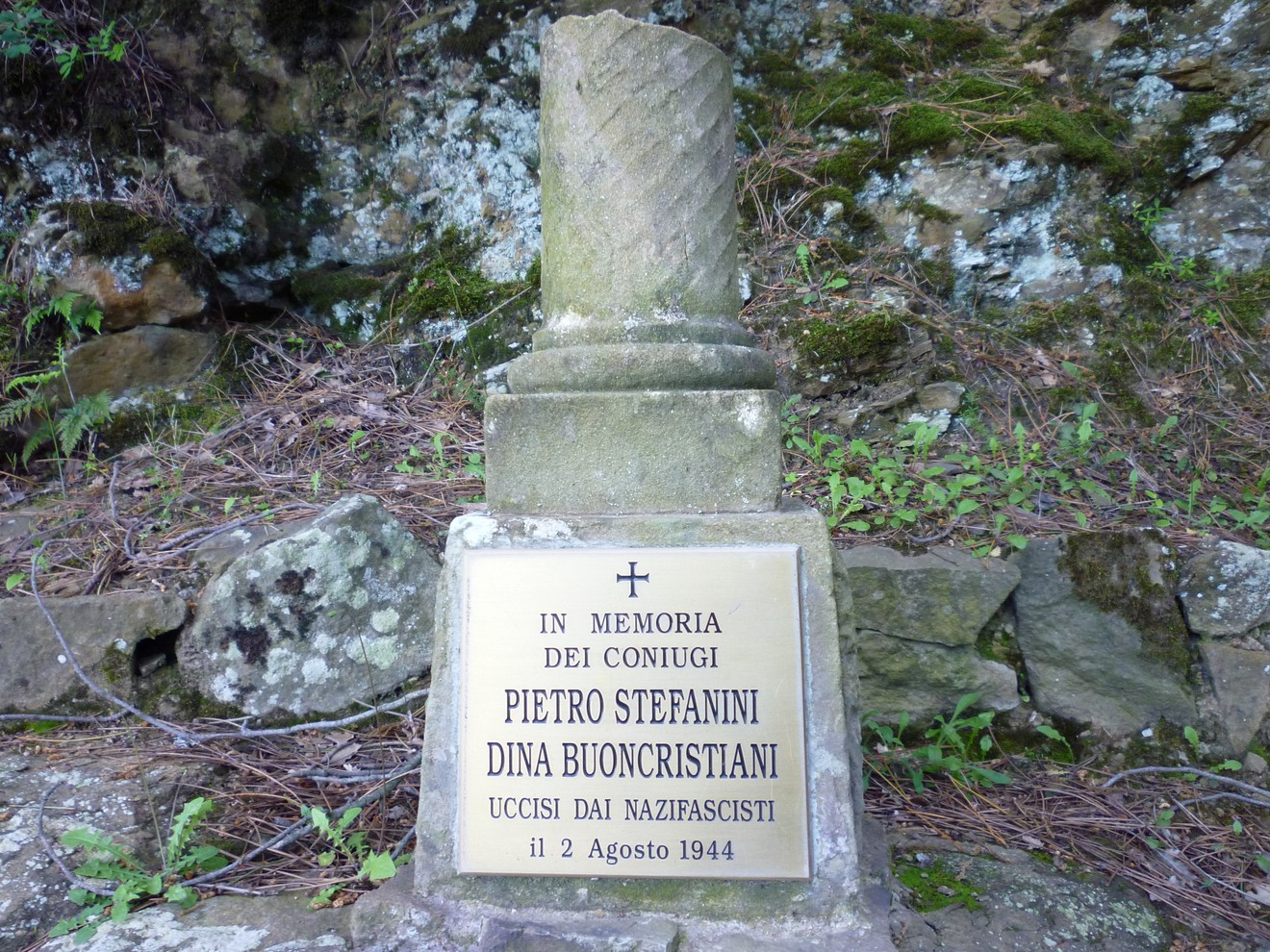 Cippo commemorativo dedicato a Pietro Stefanini e Dina Buoncristiani, uccisi dai nazifascisti il 2 agosto 1944.