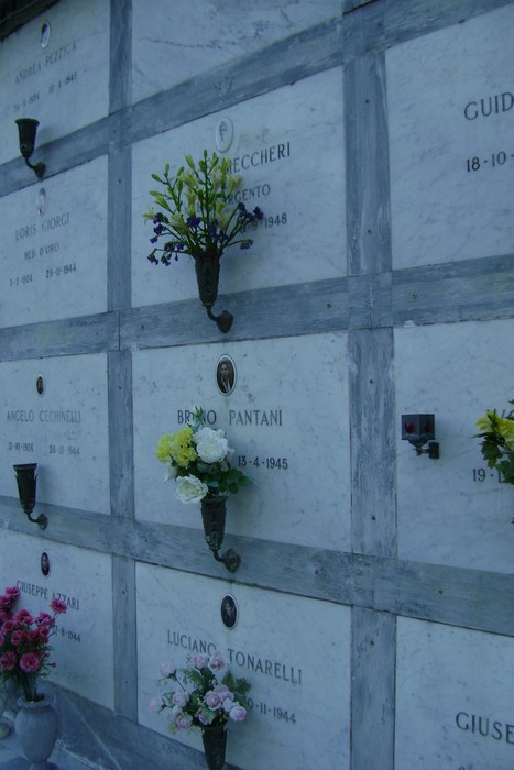 Sepolcri dedicati ai caduti per la libertà, commemorazione e rispetto per i sacrifici effettuati.