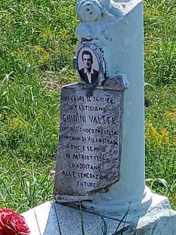 Cippo commemorativo dedicato a Valter Ghidini, artigiano e patriota, nel ricordo delle generazioni future.