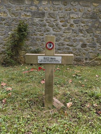 Monumento commemorativo nel "Campo dei Fucilati" dedicato a Mario Buzzi, caduto per la Francia nel 1944.