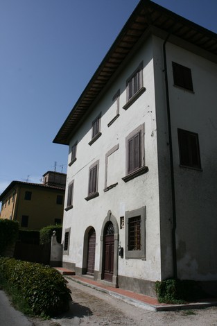 Lapide di San Giovanni della Vena su un edificio storico, caratterizzato da un'architettura elegante e tradizionale.