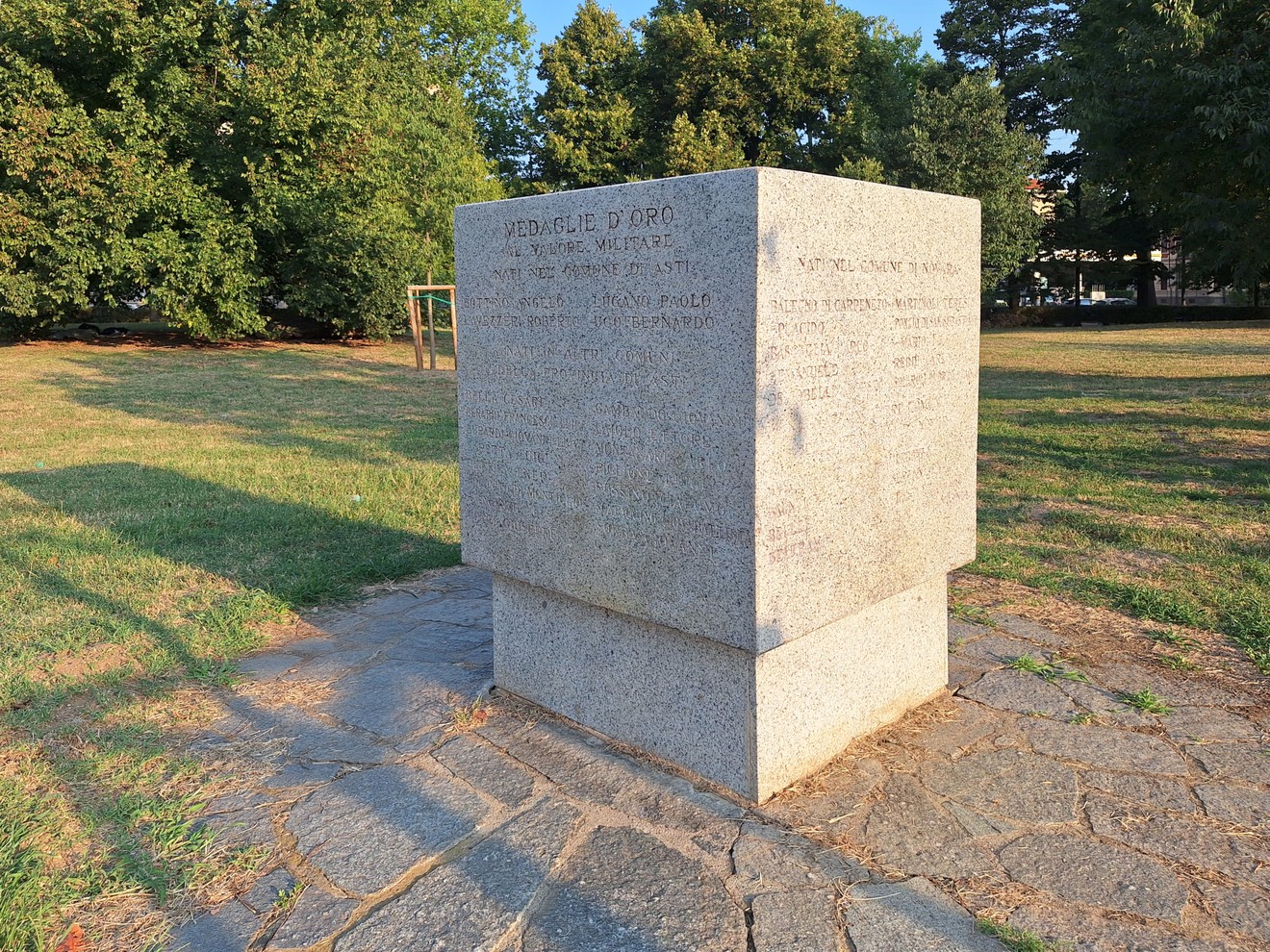 Cippo alle Medaglie d'Oro di Asti, Novara e Vercelli, Comune di Torino (TO), foto 1