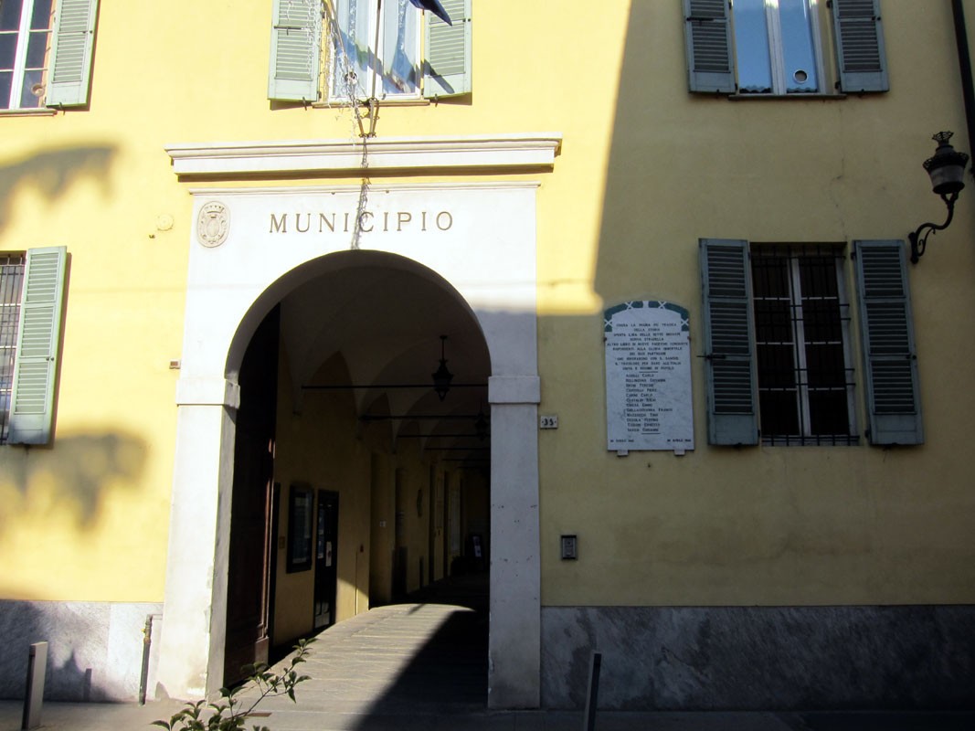 Lapide commemorativa dei caduti partigiani, situata presso il Municipio di Stradella.