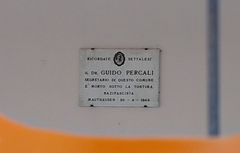 Lapide commemorativa dedicata a Guido Percali, segretario comunale, vittima del nazifascismo.