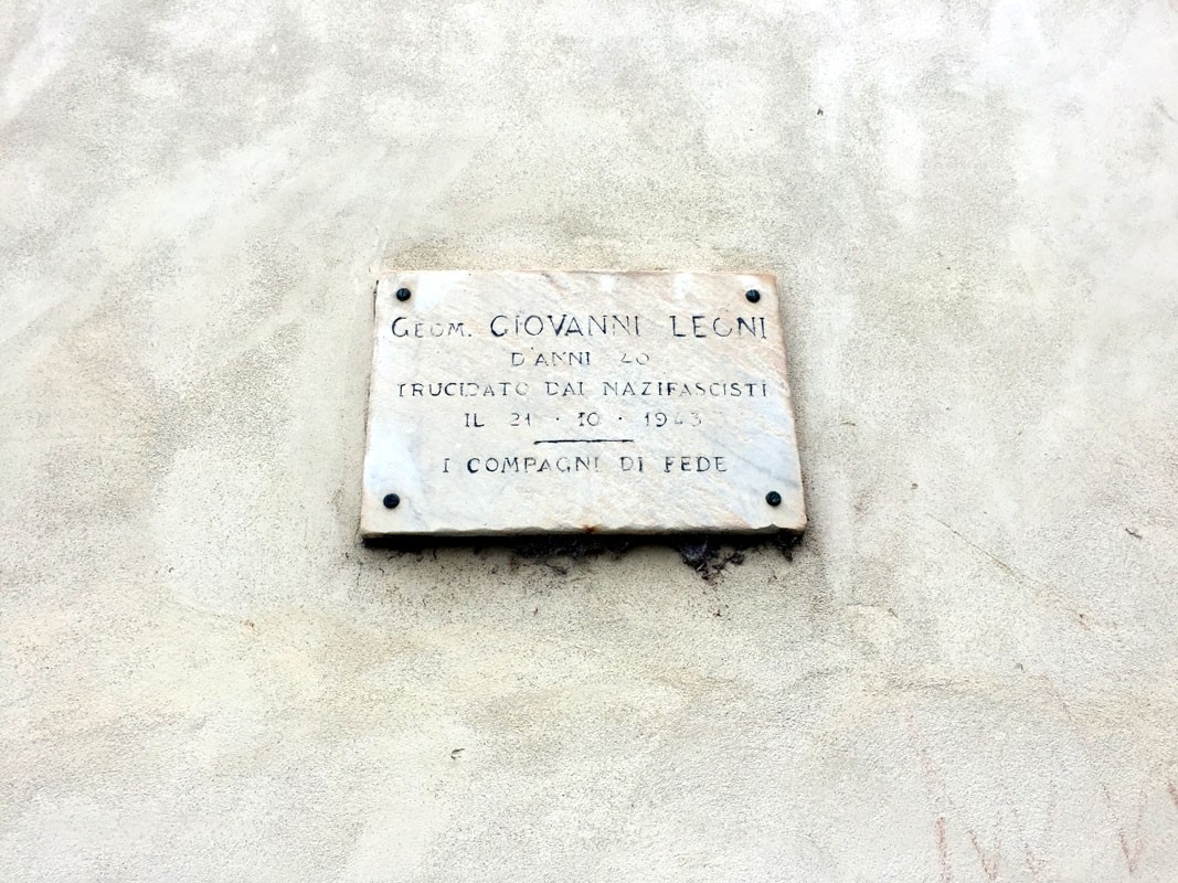 Lapide commemorativa dedicata a Giovanni Leoni, vittima del nazifascismo.