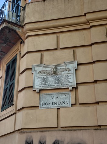 Lapide commemorativa su un edificio, dedicata a un capitano con riferimento alla Fontana. Via Nomentana in evidenza.