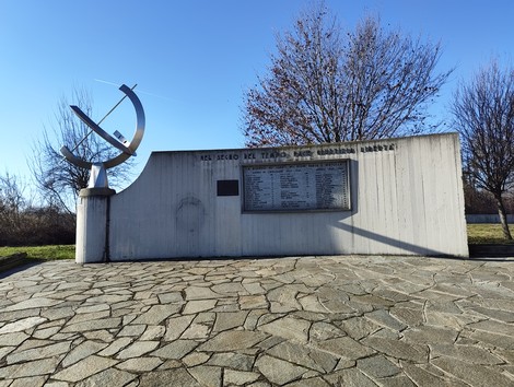 Monumento ai caduti di Barca e Bertolla, con un obelisco e un elemento scultoreo, circondato da alberi.