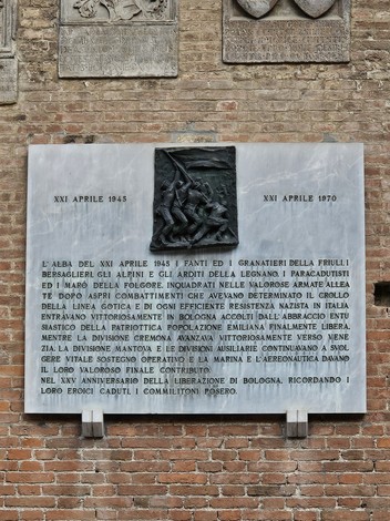 Lapide commemorativa dedicata all'Esercito Cobelligerante Italiano, con riferimento alla resistenza e ai sacrifici.