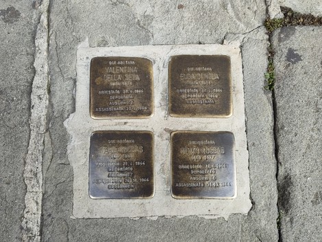 Pietre d'inciampo dedicate alla famiglia Di Nola, Della Seta e Roccas, in memoria delle vittime della Shoah.