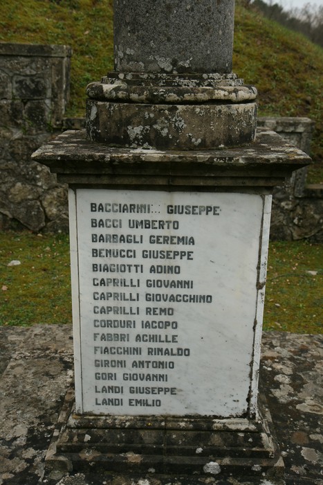 Monumento dell'Orenaccio, commemorativo con nomi incisi in memoria dei caduti.