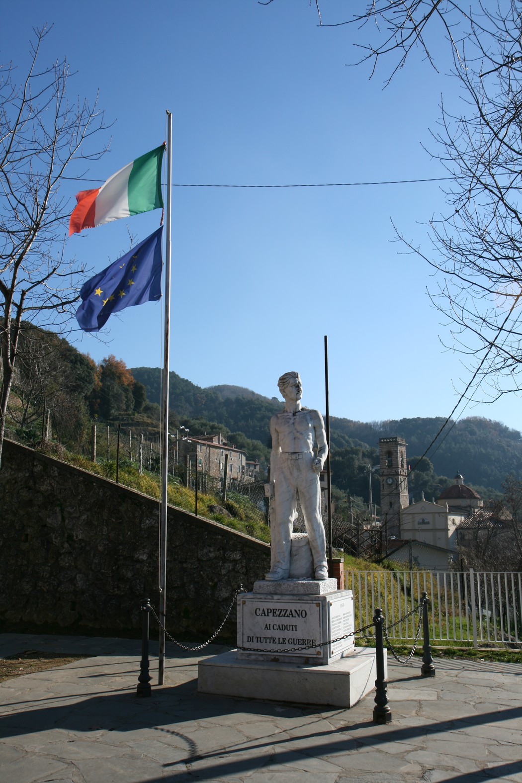 Monumento ai caduti di Capezzano, omaggio ai sacrifici dei giovani della comunità.