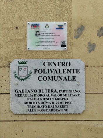 Targa commemorativa di Gaetano Butera, partigiano e medaglia d'oro al valor militare, affissa su una parete.