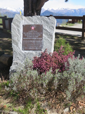 Cippo commemorativo della 17a Brigata "Felice Cima" con vegetazione circostante.