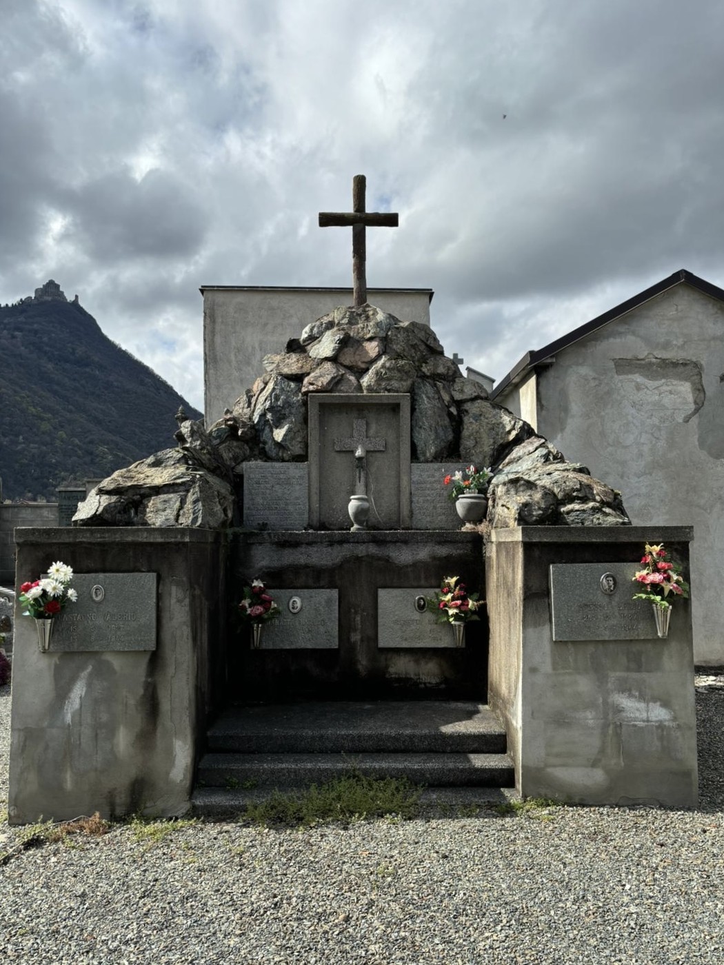 Sacrario dei partigiani: memoriale dedicato ai caduti della resistenza, immerso in un paesaggio montano.
