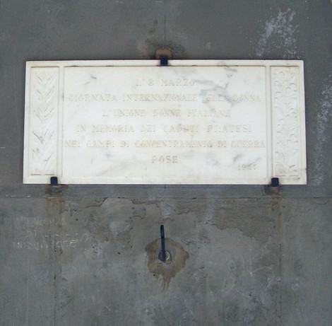 Lapide commemorativa per i caduti nei campi di concentramento, in ricordo della sofferenza e della memoria storica.