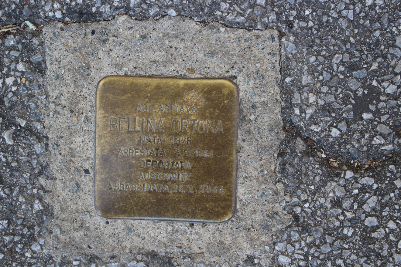 Pietra d'inciampo ad Ortona commemorativa per una deportata, situata su un marciapiede della città.