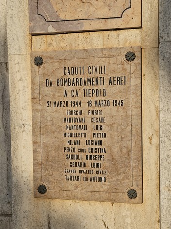 Lapidi commemorative in memoria dei caduti di Porto Tolle durante i bombardamenti aerei.