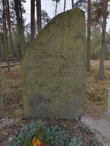 Monumento commemorativo dedicato alle vittime del massacro di Treuenbrietzen, immerso nella natura.