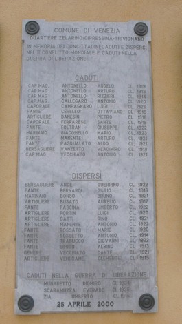 Lapide commemorativa a Venezia dedicata ai caduti e dispersi della guerra, con nomi e date storiche.