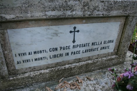 Monumento dedicato alle vittime dell'eccidio di Guardistallo e Montescudaio, simbolo di memoria e riflessione.