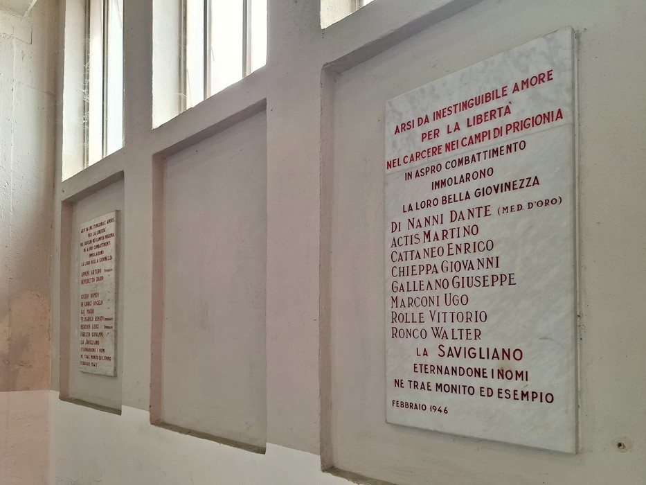 Lapidi commemorative dedicate ai partigiani delle Officine Savigliano, simbolo di lotta per la libertà.