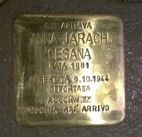 Pietra d'inciampo in memoria di Anna Jarach, deportata ad Auschwitz nel 1944.