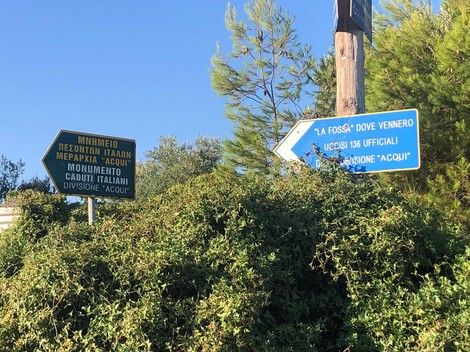 Lapide commemorativa alla fossa degli ufficiali, dedicata ai caduti della divisione Acqui.