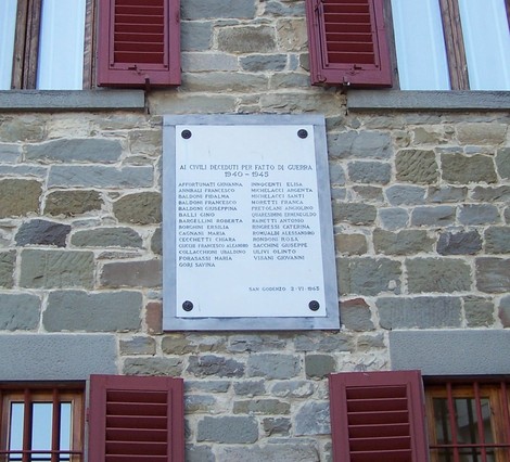 Lapide commemorativa per le vittime civili del conflitto (1940-1945), situata su un muro di pietra.