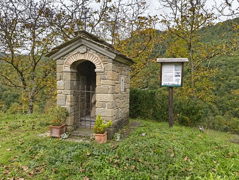 Monumento "Maestà per i caduti di Giuncheto", dedicato alla memoria dei soldati nel contesto naturale circostante.