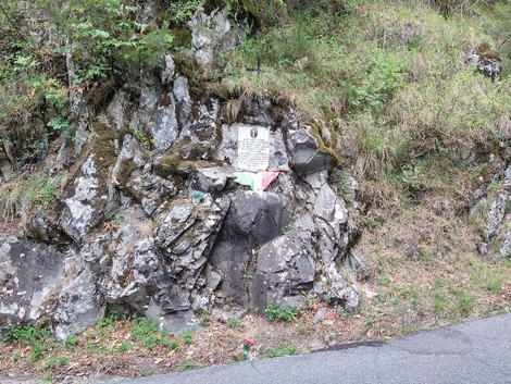 Lapide commemorativa dedicata a Gasperoni, situata tra le rocce lungo la strada.