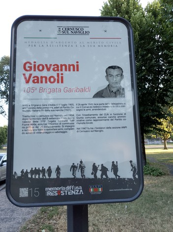 Targa commemorativa dedicata a Giovanni Vanoli, con riferimenti alla sua partecipazione alla Resistenza.