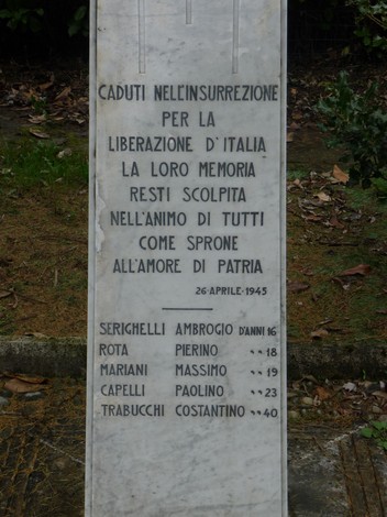 Cippo commemorativo ai caduti partigiani di Longuelo, dedicato alla liberazione d'Italia nel 1945.