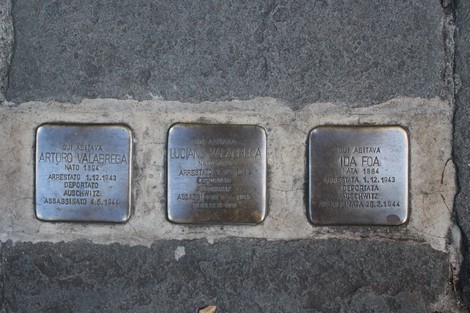 Pietre d'inciampo dedicate alla famiglia Foà e Valabrega in memoria delle vittime della deportazione.