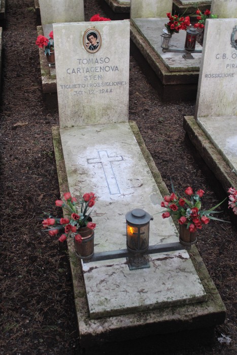 Tombe perpetue decorate con fiori e lumini, in memoria dei caduti per la Libertà.