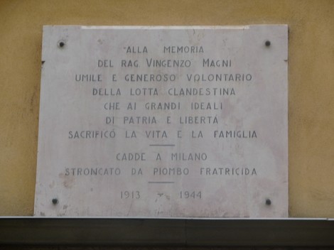 Lapide commemorativa dedicata a Vincenzo Magni, onore al sacrificio nella lotta per la libertà.