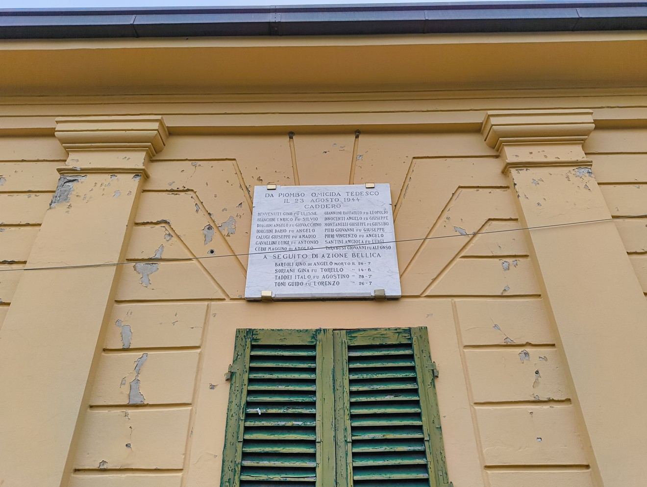 Lapide commemorativa ai caduti di Stabbia, collocata su un edificio storico, con inscriptioni in memoria dei caduti.