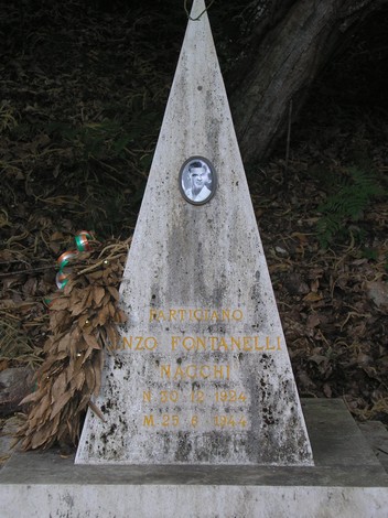 Monumento dedicato al partigiano Enzo Fontanelli, situato in un contesto naturale. Rappresenta il ricordo e il sacrificio.