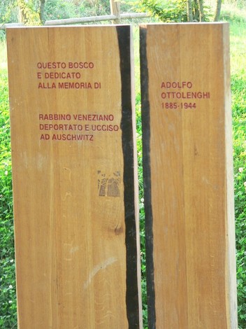 Stele commemorativa dedicata a Adolfo Ottolenghi, con testo su legno in ricordo del rabbi deportato ad Auschwitz.