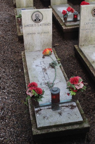 Tombe perpetue dei caduti per la Libertà, decorate con fiori e candele in un cimitero commemorativo.