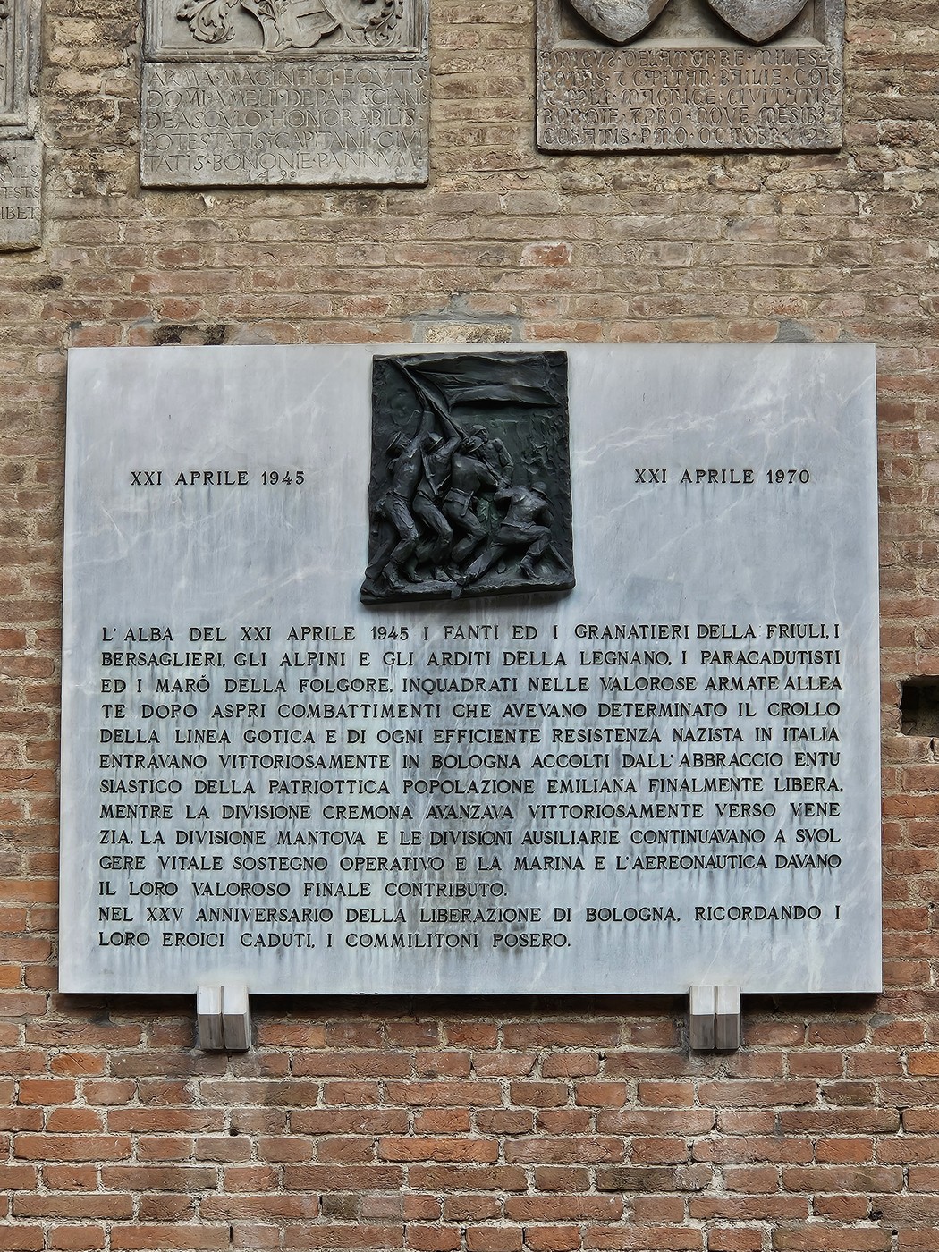 Lapide commemorativa dedicata all'Esercito Cobelligerante Italiano, con riferimento alla resistenza e ai sacrifici.
